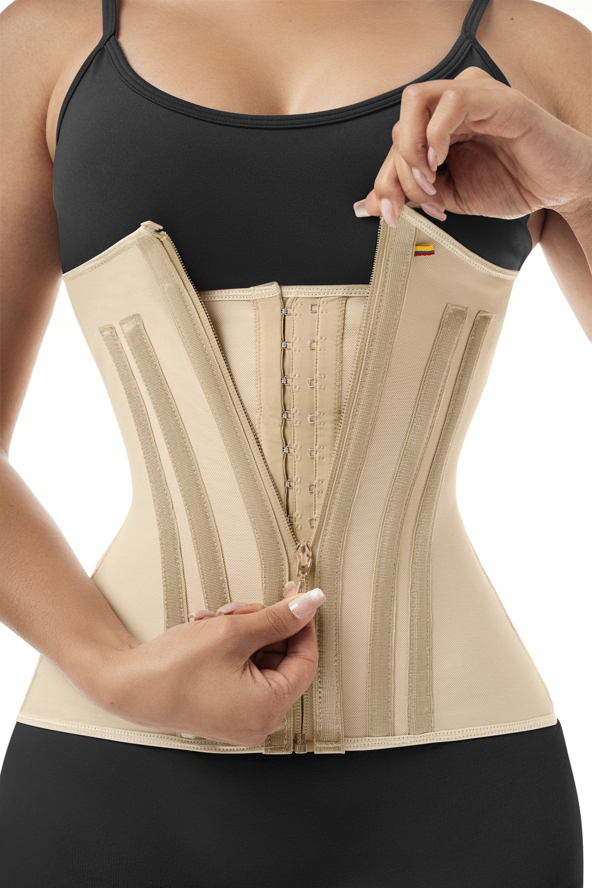 Detalle cierre dorado y varillas cinturilla beige